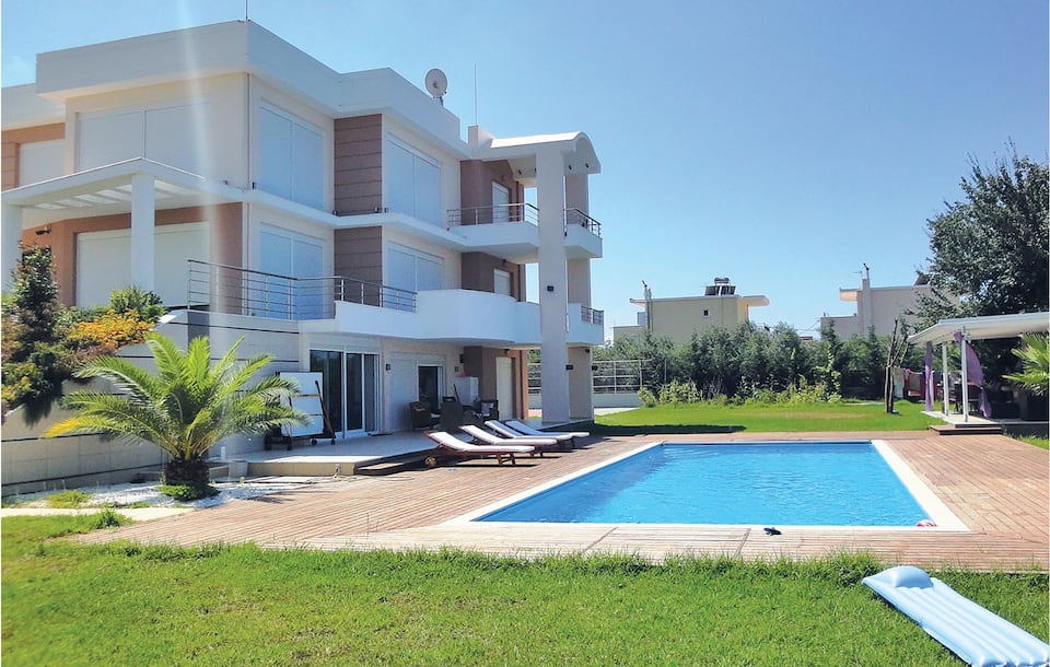 Top-earning Airbnb listing in Νέα Θέση, 7 bedrooms