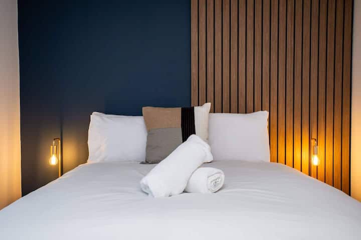 Vstúpte do priestoru, kde sa zbližuje pokoj a elegancia, ozdobený dvoma krásnymi farbami, ktoré sa bez námahy harmonizujú a vytvárajú pocit pokoja a štýlu.