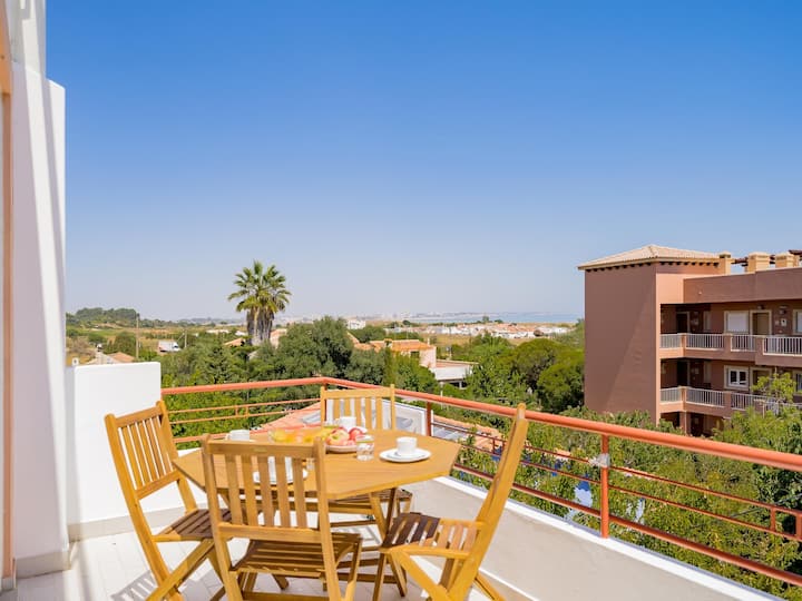 Contemporary Ocean View Flat Near Meia Praia Beach - Lagos