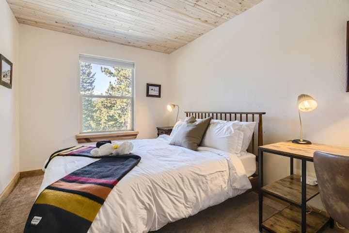 Kjo dhomë gjumi e qetë ofron më të mirën e të dy botëve: një pushim të qetë për t 'u çlodhur dhe një hapësirë pune të dedikuar për nevojat e tua profesionale.