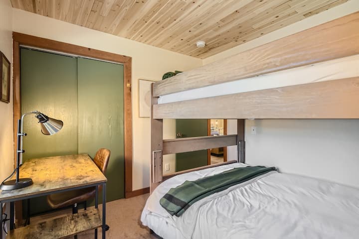 Kjo dhomë gjumi simpatike nuk është vetëm për pushim; ajo është gjithashtu e pajisur me një hapësirë pune të mirëmenduar, e përkryer për profesionistë ose studentë të zënë.