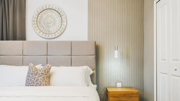 Отпуснете се със стил в нашата елегантна спалня, предлагайки ви удобно уединение след ден на проучване.