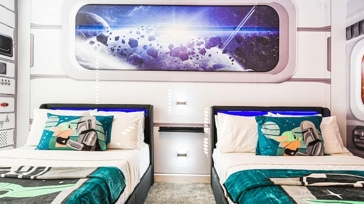 Насладете се на комфортен престой в нашата стая, вдъхновена от „Междузвездни войни “, с две легла, която ви предлага идеалното място за почивка и презареждане след приключенски ден.