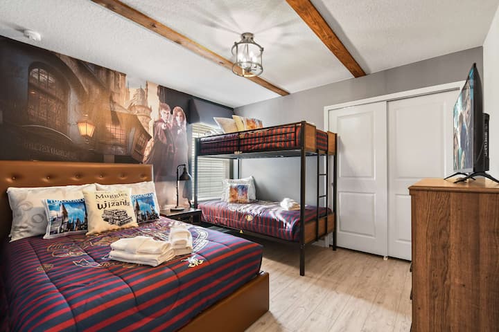Quarto com tema mágico com decoração mágica, camas de solteiro aconchegantes e toques encantados