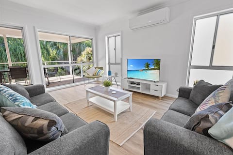 Sanctuary - 3BR Retreat: Fire Pit, Alfresco Dining