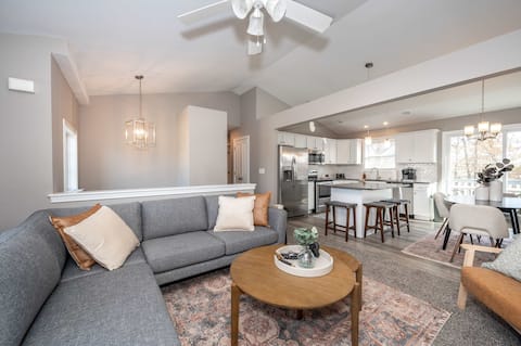 Ark Adventure Retreat w/ Hot tub