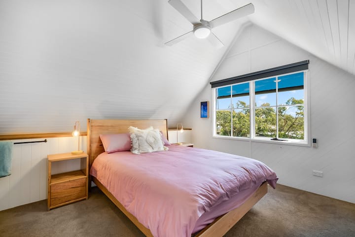 غرفة كوين في الطابق العلوي