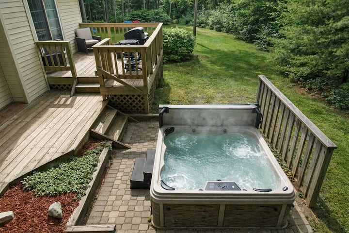 Spring Home Near Bass Lake | 10pax | Pets Ok - Interlochen, MI