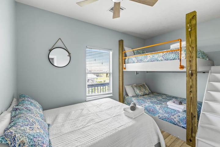 חדר קומתיים צבעוני עם מיטה נוחה ושפע של מקום לשהייה רגועה.