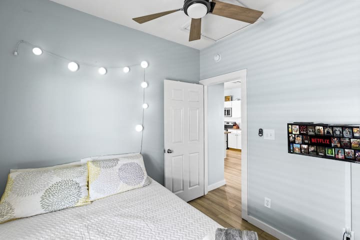 חדר שינה מזמין עם תאורה רכה ומצעים נוחים לנופש שקט.