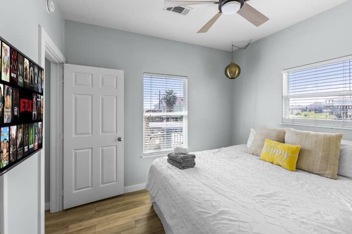 חדר שינה מקסים עם נוף שליו, מושלם להירגע אחרי ימי החוף.