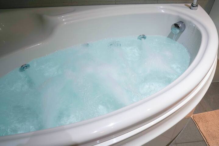 Luxurious 5 BED | Wembley | 4 Bath | Gym | Jacuzzi gallery image 5