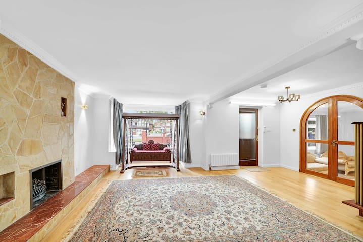 Luxurious 5 BED | Wembley | 4 Bath | Gym | Jacuzzi gallery image 4