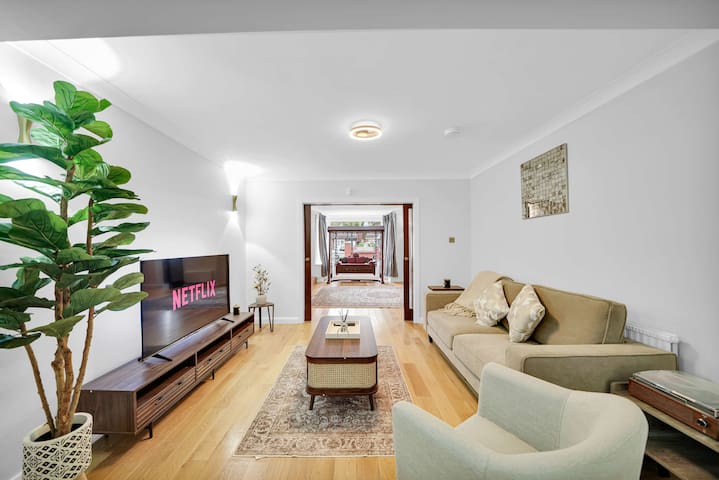 Luxurious 5 BED | Wembley | 4 Bath | Gym | Jacuzzi gallery image 2