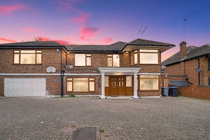 Luxurious 5 BED | Wembley | 4 Bath | Gym | Jacuzzi gallery image 3