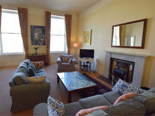3 Bed in Edinburgh (79008) gallery image 2