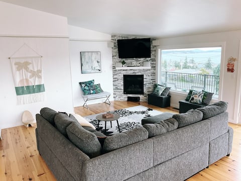 Sunrise Camano View Retreat: HotTub, Grill & Games