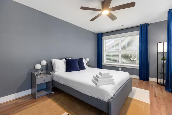 Prostrana spavaća soba s bračnim krevetom na katu ima mnogo jastuka, zavjesa za zamračivanje i ventilator iznad glave za dobar san.