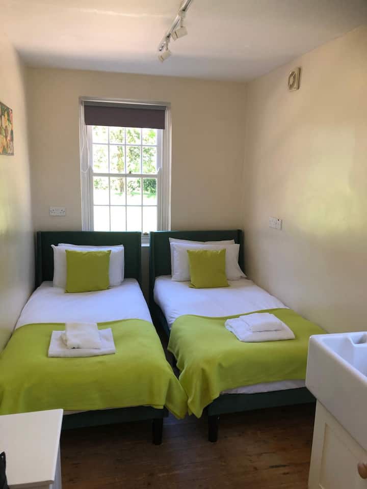 חדר השינה השמיני עם שתי מיטות יחיד