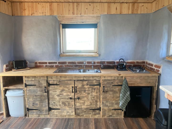 Honeysuckle Straw Bale Cabin - Forres