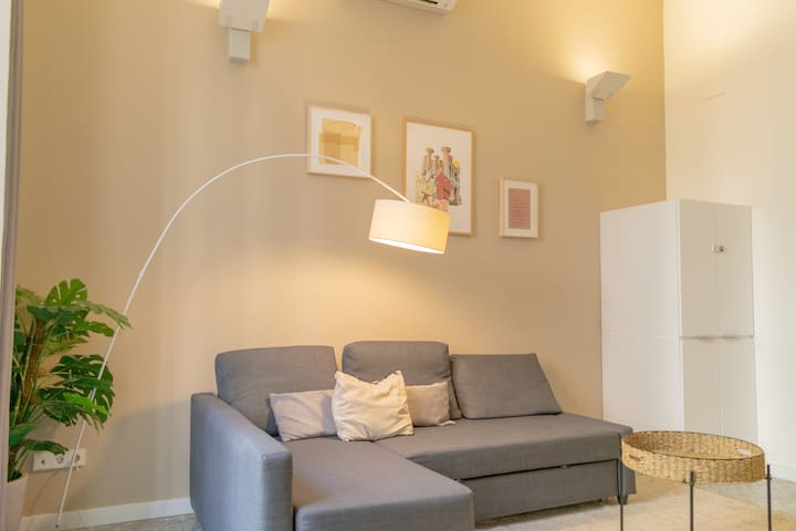 Steps from Plaza Cataluña! by Maison Piñata gallery image 2