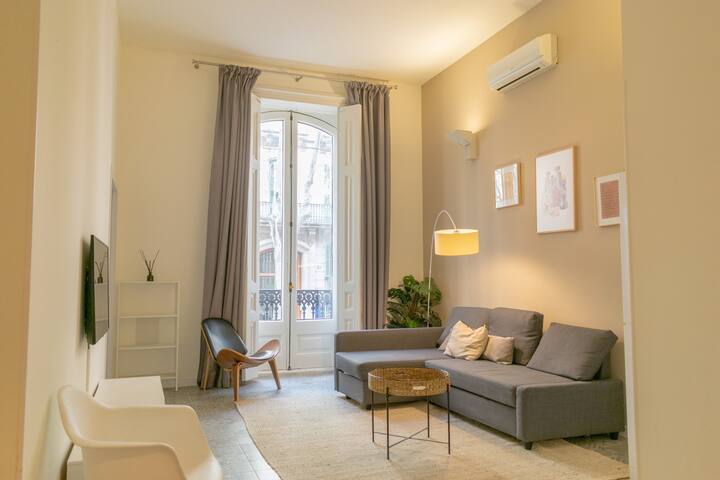 Steps from Plaza Cataluña! by Maison Piñata