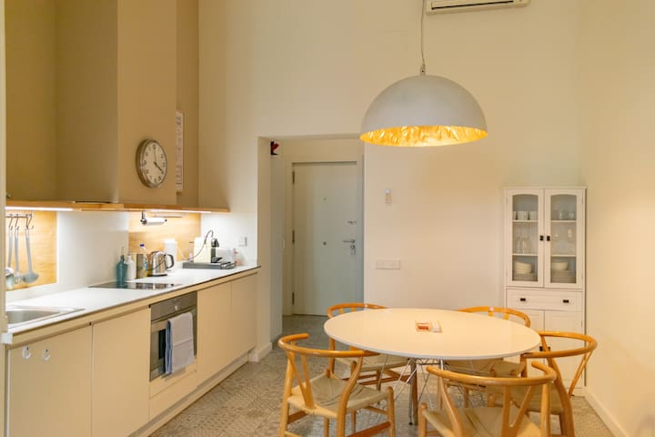 Steps from Plaza Cataluña! by Maison Piñata gallery image 4