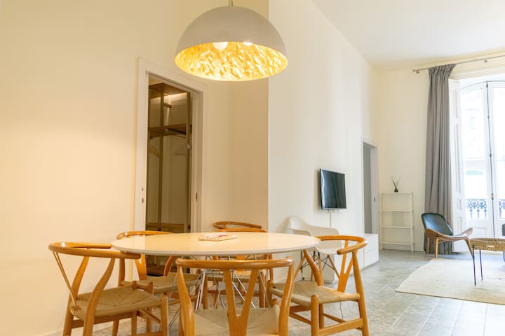 Steps from Plaza Cataluña! by Maison Piñata gallery image 3