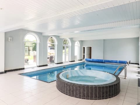 6BD Vacation Home with Indoor Pool