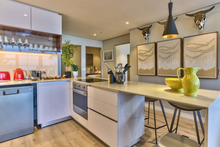 Super 2 Bed Condo with Amazing Views & Pool Deck gallery image 5