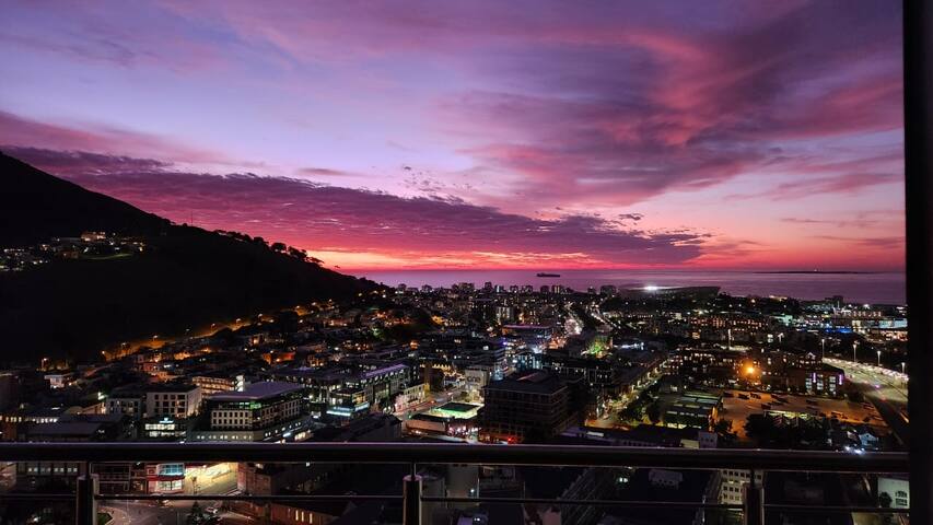 Super 2 Bed Condo with Amazing Views & Pool Deck gallery image 4