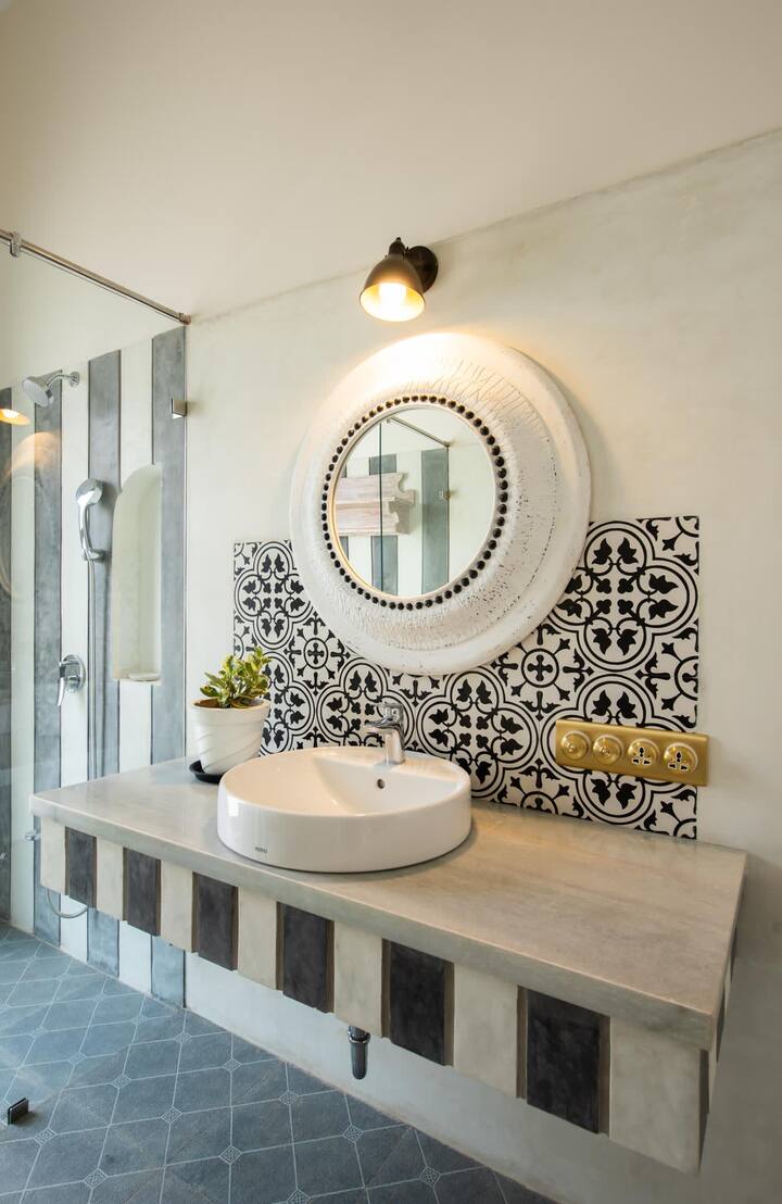 Full bathroom 1 image 1