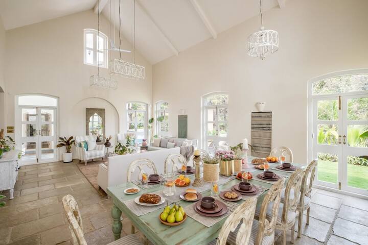 Dining area image 1
