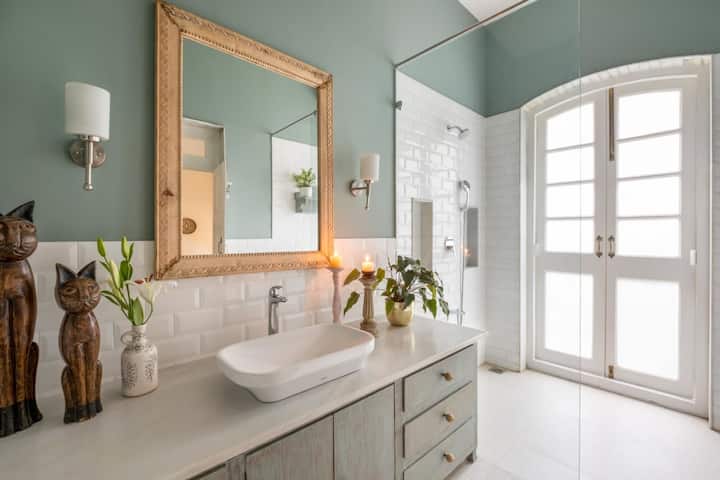 Full bathroom 1 image 1