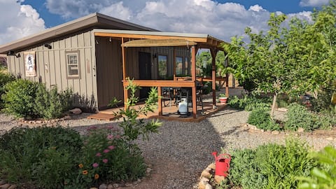 Bluff Bungalow w/ Patio, Dogs Welcome