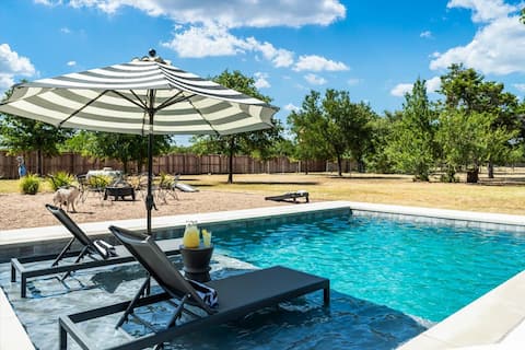 Luxury Oasis: Pool, Hot Tub, Games + Guesthouse