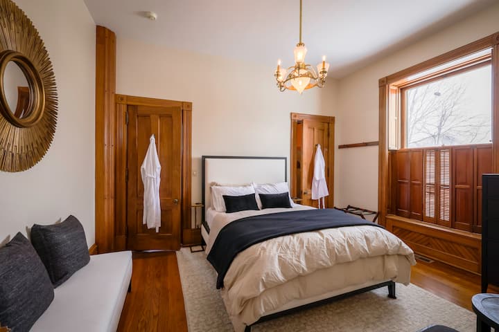 Posteľ v svadobnom apartmáne