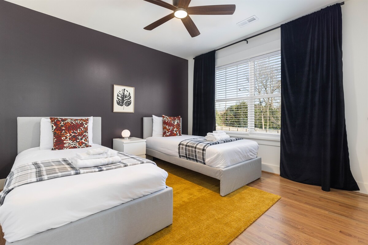 Chumba pacha cha kulala cha ghorofa ya juu kina mashuka ya kifahari, mablanketi na mito ya ziada na mapazia ya kifahari ya velvet.