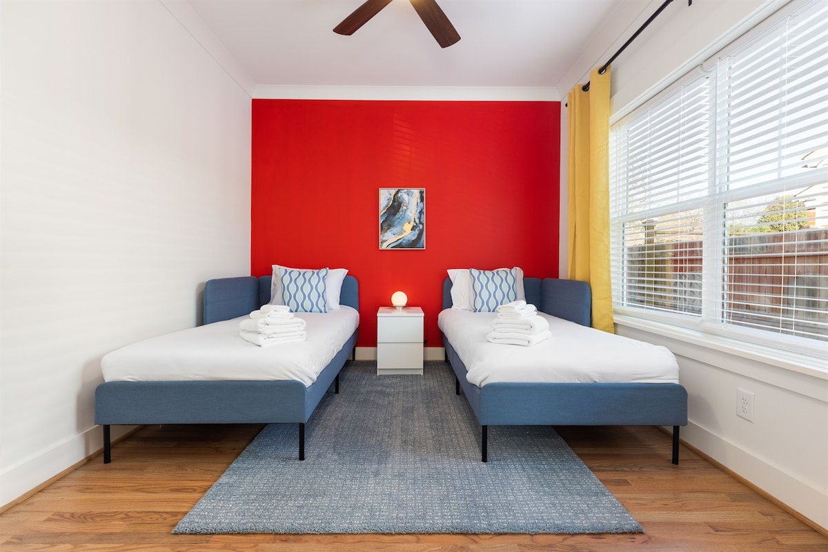 Chumba pacha cha ghorofa ya kwanza kina mapazia ya kuzima, feni ya juu na sehemu mahususi ya kufanyia kazi. Vyumba 3 vya ziada vya kulala juu! 