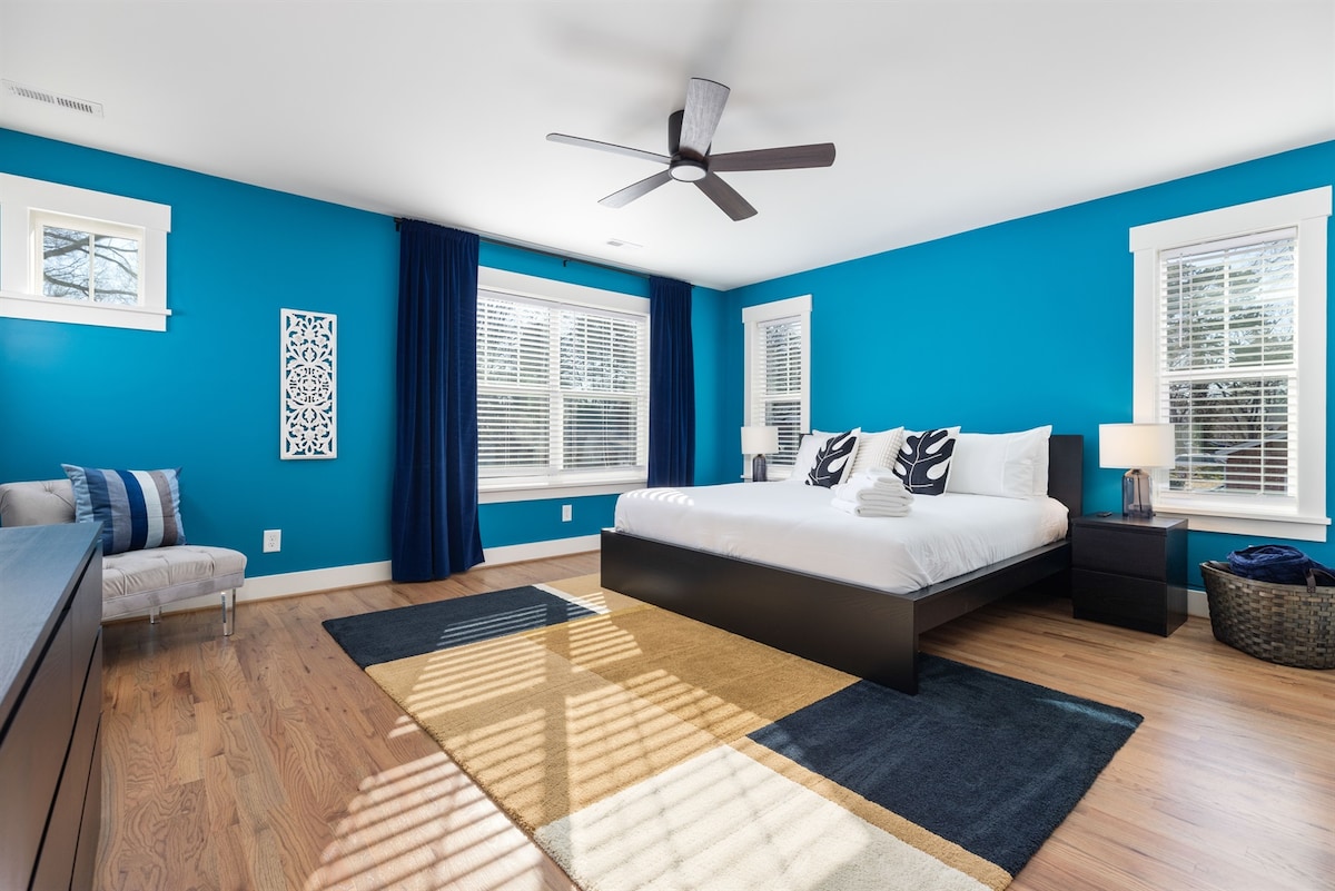 Chumba cha kulala cha msingi kilicho na kitanda cha ukubwa wa kifalme kwa ajili ya kulala usiku kwa utulivu. Tazama vipindi vyote vya televisheni uvipendavyo ukiwa kitandani kwenye televisheni mahiri ya "65". 