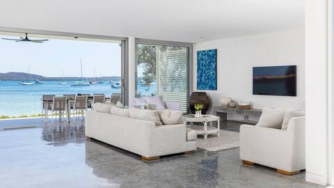 Whitehouse On The Water - Palatial Home on Idyllic