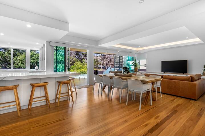 BEACH01- Mooloolaba Beachfront with Private Pool