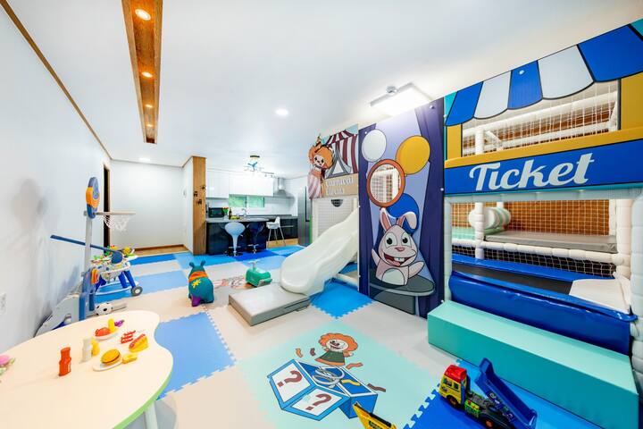 Circus painted with children (Midon Water Pool/Newly Hyungjim/Room 2/Toilet 2)