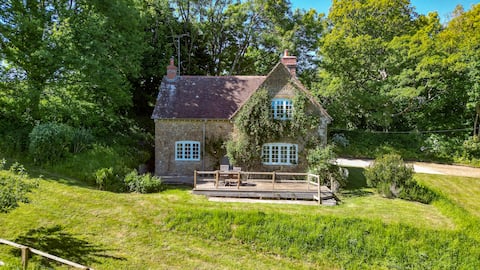 Luxury 2 Bed Woodland Cottage on Rewilding Estate