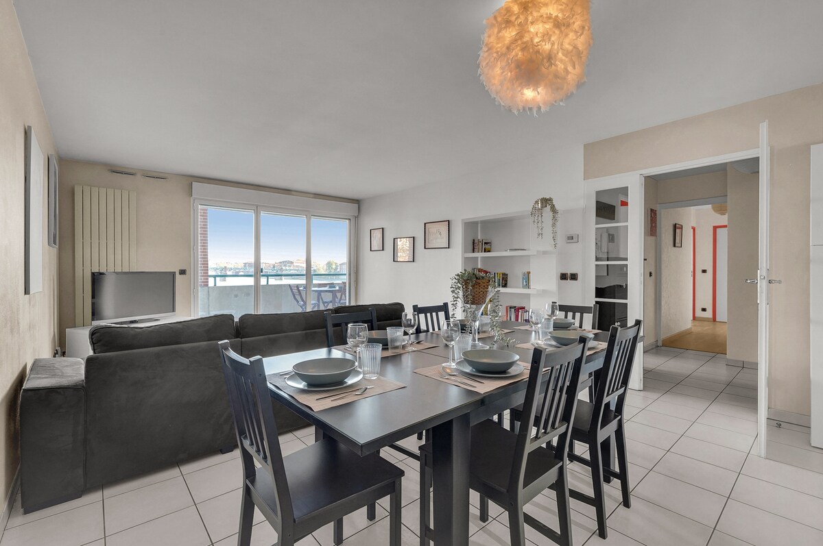 Popular Airbnb listing: Rio L'Aïga - Beautiful terrace on Garonne in Amidonniers / Compans Caffarelli / Brouardel