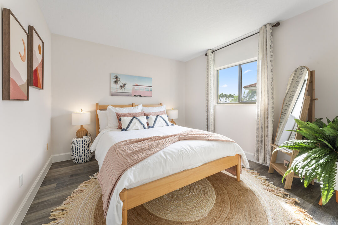 Dhoma e gjumit e vizitorit w/queen.