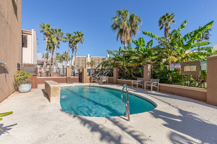 Beautiful Modern Condo W/ Rooftop Deck & Pool! - South Padre Island, TX