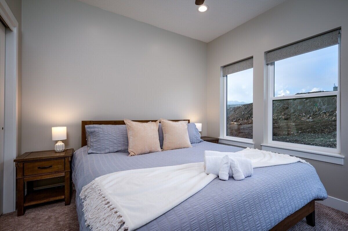 Chumba cha pili cha kulala kina kitanda cha kifalme na kinatoa mwonekano wa milima.