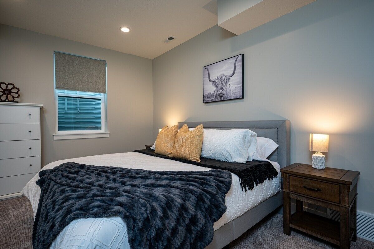 Chumba cha nne cha kulala kiko kwenye ghorofa ya chini na kina kitanda cha ukubwa wa kifalme, mashuka ya kifahari na mito ya plush.