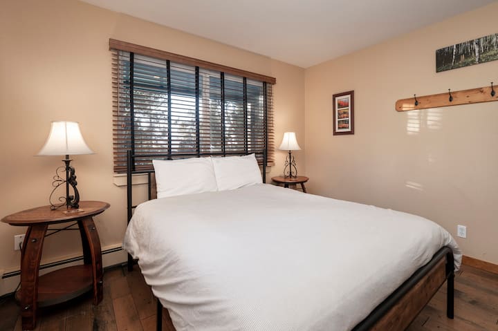 - חדר שינה נעים עם מיטת קווין סייז, ריהוט מעץ טבעי ועיצוב בסגנון בקתה - תריסים האפלה מבטיחים שינה נינוחה ואור רך יוצר אווירה רגועה - מקום מפלט חם ומזמין לאורחים שרוצים להירגע בשקט